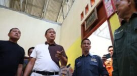 Wali Kota Bekasi, Tri Adhianto, saat meninjau rumah warga yang rusak terdampak angin kencang di wilayah Jatiasih.(Foto Humas: Pemkot Bekasi)