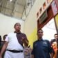 Wali Kota Bekasi, Tri Adhianto, saat meninjau rumah warga yang rusak terdampak angin kencang di wilayah Jatiasih.(Foto Humas: Pemkot Bekasi)