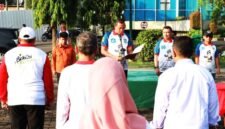 Wali Kota Bekasi Tri Adhianto memimpin langsung proses pelantikan H. Ade Ardiansyah sebagai Ketua Dekopinda Kota Bekasi periode 2025–2030 di Plaza Pemkot Bekasi, Selasa (05/05).(Foto: Humas Pemkot Bekasi)