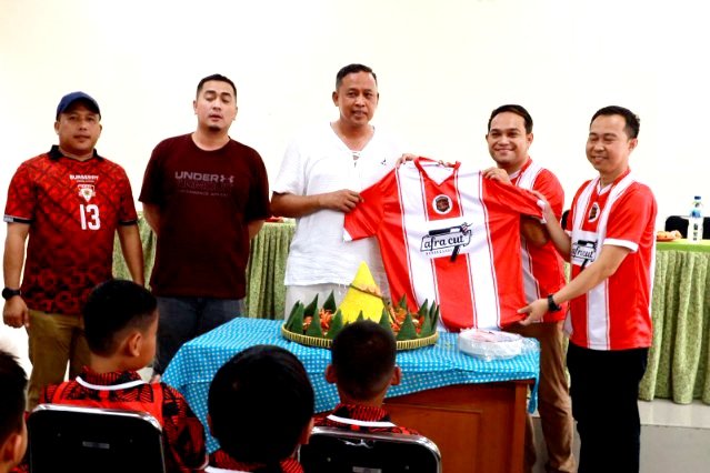 Wali Kota Bekasi, Tri Adhianto bersama bersama Kota Baru FC.(Foto; Humas Pemkot Bekasi)