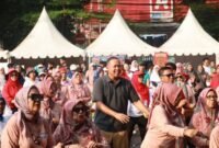Wali Kota Bekasi Tri Adhianto senam bersama warga pada perayaan HUT Kota Bekasi ke-29 di Kecamatan Bekasi Selatan.(Foto: Humas Pemkot Bekasi)