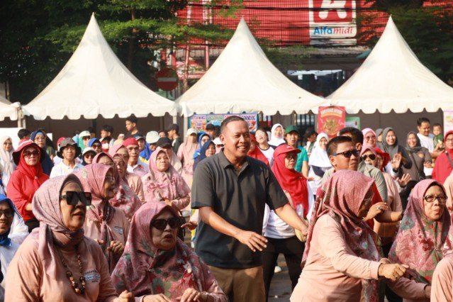 Wali Kota Bekasi Tri Adhianto senam bersama warga pada perayaan HUT Kota Bekasi ke-29 di Kecamatan Bekasi Selatan.(Foto: Humas Pemkot Bekasi)