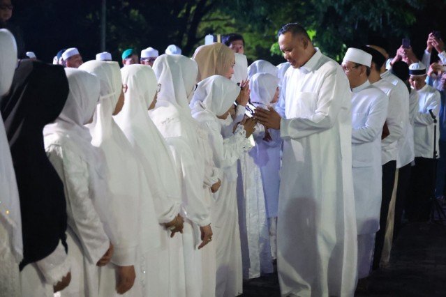 Wali Kota Bekasi Tri Adhianto pada acara Walimatulssafar, Rabu (5/5/2026), menjelang keberangkatan haji.(Foto: Humas Pemkot Bekasi)