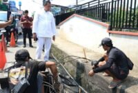 Wali Kota Bekasi Tri Adhianto menegeur pekerja pelaksana galian abel di Jatiasih yang tidak berizin.(Foto: Humas Pemkot Bekasi)