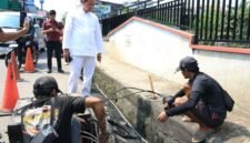 Wali Kota Bekasi Tri Adhianto menegeur pekerja pelaksana galian abel di Jatiasih yang tidak berizin.(Foto: Humas Pemkot Bekasi)