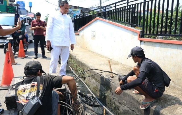 Wali Kota Bekasi Tri Adhianto menegeur pekerja pelaksana galian abel di Jatiasih yang tidak berizin.(Foto: Humas Pemkot Bekasi)