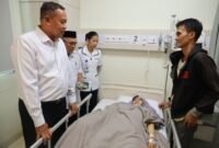 Wali Kota Bekasi Tri Adhianto mengunjungi korban kecelakaan lalu lintas yang melibatkan kendaraan distribusi SPPG di Jalan Kalimantan Raya, Kelurahan Aren Jaya, Kecamatan Bekasi Timur, Selasa (12/05/2026).(Foto: Humas Pemkot Bekasi)