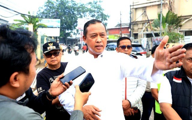 Wali Kota Bekasi Tri Adhianto saat.meresmikan perbaikan Jalan Raya Pekayon yang berada di depan kawasan Grand Galaxy City pada Minggu, (3/5/26).(Foto: Humas Pemkot Bekasi)