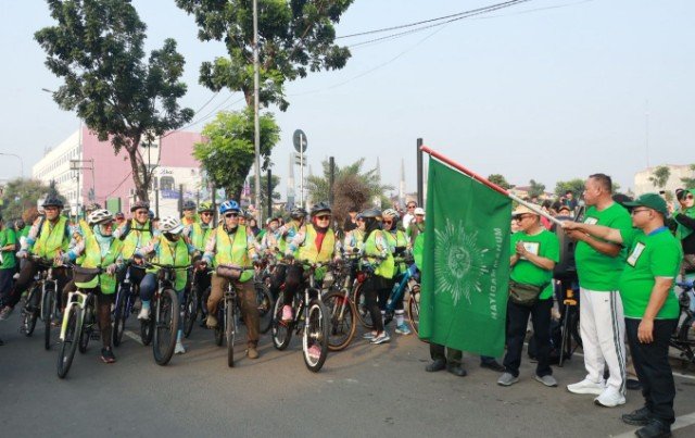 Wali Kota Bekasi, Tri Adhianto hadir  melepas dua agenda besar pada kegiatan CFD, Sepeda Santai Muhammadiyah dan Fun Run Lamuhu, Minggu (10/5/2026).(Foto: Humas Pemkot Bekasi)