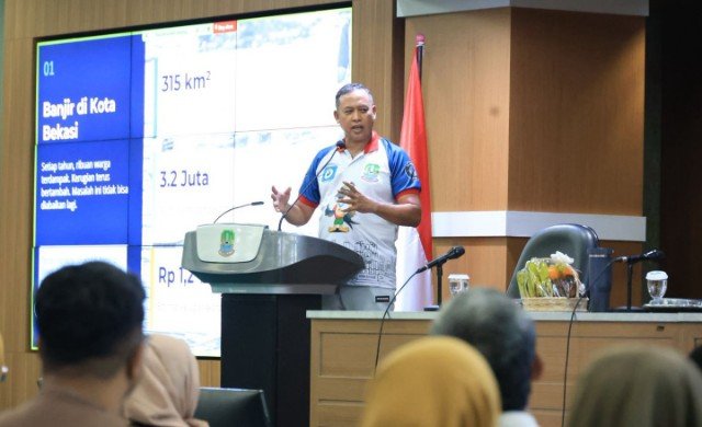 Wali Kota Bekasi, Tri Adhianto pada diskusi strategis terkait penanganan banjir bersama bersama Aliansi Pemuda Cerdas Inovatif (@inspecto_id) dan (@reservoair).(Foto: Humas Pemkot Bekasi)