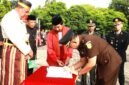 
Wali Kota Bekasi Tri ADhianto bersama Kejaksaan Negeri (Kejari) pada penandatanganan komitmen mewujudkan sistem penerimaan murid baru yang bersih dan transparan, pada momen peringatan Hari Pendidikan Nasional (Hardiknas). Senin (04/05).(Foto: Humas Pemkot Bekasi)