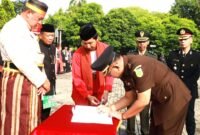 
Wali Kota Bekasi Tri ADhianto bersama Kejaksaan Negeri (Kejari) pada penandatanganan komitmen mewujudkan sistem penerimaan murid baru yang bersih dan transparan, pada momen peringatan Hari Pendidikan Nasional (Hardiknas). Senin (04/05).(Foto: Humas Pemkot Bekasi)