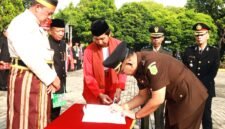 
Wali Kota Bekasi Tri ADhianto bersama Kejaksaan Negeri (Kejari) pada penandatanganan komitmen mewujudkan sistem penerimaan murid baru yang bersih dan transparan, pada momen peringatan Hari Pendidikan Nasional (Hardiknas). Senin (04/05).(Foto: Humas Pemkot Bekasi)