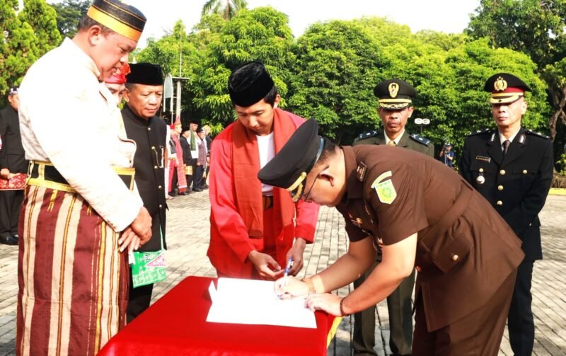 
Wali Kota Bekasi Tri ADhianto bersama Kejaksaan Negeri (Kejari) pada penandatanganan komitmen mewujudkan sistem penerimaan murid baru yang bersih dan transparan, pada momen peringatan Hari Pendidikan Nasional (Hardiknas). Senin (04/05).(Foto: Humas Pemkot Bekasi)