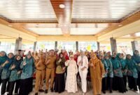 Foto Bersama Wiwiek Hargono pada sosialisasi Forum PUSPA di Kecamatan Pondokgede.(Foto: Humas Pemkot Bekasi)