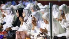 Acara Walimatulssafar Pemkot Bekasi di Plaza Pemkot Bekasi, melepas para ASN calon jamaah haji.(Foto: Humas Pemkot Bekasi)