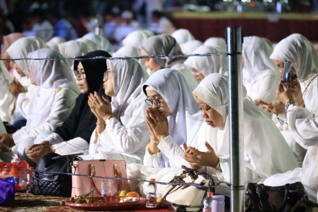 Acara Walimatulssafar Pemkot Bekasi di Plaza Pemkot Bekasi, melepas para ASN calon jamaah haji.(Foto: Humas Pemkot Bekasi)
