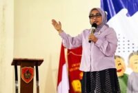 Ketua TP PKK Kota Bekasi, Wiwiek Hargono Tri Adhianto  saat menjadi narasumber dalam kegiatan Sekolah Lansia Kelas Gabungan Kecamatan Pondok Gede, Pondok Melati, dan Jatisampurna di Pendopo Universitas Krisnadwipayana (UNKRIS), Selasa (05/05/2026).(Foto: Humas Pemkot Bekasi)