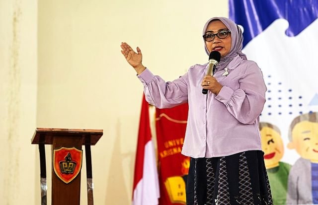 Ketua TP PKK Kota Bekasi, Wiwiek Hargono Tri Adhianto  saat menjadi narasumber dalam kegiatan Sekolah Lansia Kelas Gabungan Kecamatan Pondok Gede, Pondok Melati, dan Jatisampurna di Pendopo Universitas Krisnadwipayana (UNKRIS), Selasa (05/05/2026).(Foto: Humas Pemkot Bekasi)