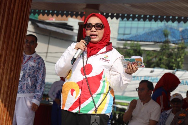 Ketua KORMI Kota Bekasi, Wiwiek Hargono menghadiri kegiatan Gebyar Senam Bersama Senam Jantung Sehat dan Senam Kreasi di Alun-alun Kota Bekasi, Sabtu (9/5/2026).(Humas Pemkot Bekasi)..