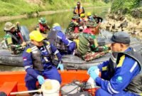 tim DLH bersama Komunitas Peduli Sungai Cileungsi dan Cikeas (KP2C) serta Tim Marinir TNI AL melaksanakan kegiatan susur sungai di sepanjang Daerah Aliran Sungai (DAS) Kali Bekasi.(Foto: Hms Pemkot Bekasi)