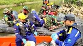 tim DLH bersama Komunitas Peduli Sungai Cileungsi dan Cikeas (KP2C) serta Tim Marinir TNI AL melaksanakan kegiatan susur sungai di sepanjang Daerah Aliran Sungai (DAS) Kali Bekasi.(Foto: Hms Pemkot Bekasi)