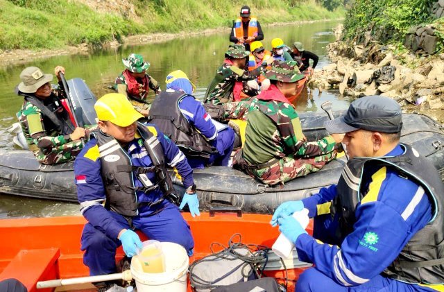 tim DLH bersama Komunitas Peduli Sungai Cileungsi dan Cikeas (KP2C) serta Tim Marinir TNI AL melaksanakan kegiatan susur sungai di sepanjang Daerah Aliran Sungai (DAS) Kali Bekasi.(Foto: Hms Pemkot Bekasi)