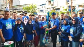 Ketua DPC Partai Demokrat Kota Bekasi, Ronny Hermawan, S.H. membuka resmi Gerakan Langit Biru berupa aksi kerja bakti dan peremajaan cat di Masjid Jami Baital Ma'mur, Kelurahan Margahayu, Kecamatan Bekasi Timur.(Foto Doc Partai Demokrat)