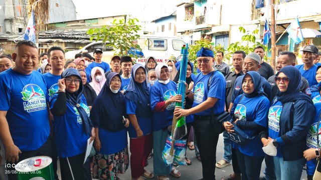 Ketua DPC Partai Demokrat Kota Bekasi, Ronny Hermawan, S.H. membuka resmi Gerakan Langit Biru berupa aksi kerja bakti dan peremajaan cat di Masjid Jami Baital Ma'mur, Kelurahan Margahayu, Kecamatan Bekasi Timur.(Foto Doc Partai Demokrat)