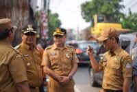 Pemkot Bekasi melalui Dinas Tata Ruang (DISTARU) menertibkan bangunan liar di sepanjang bantaran Kali Harun, Kelurahan Jatirahayu, Kecamatan Pondok Melati, Senin (24/08).(Foto: Hms Pemkot Bekasi)