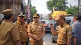 Pemkot Bekasi melalui Dinas Tata Ruang (DISTARU) menertibkan bangunan liar di sepanjang bantaran Kali Harun, Kelurahan Jatirahayu, Kecamatan Pondok Melati, Senin (24/08).(Foto: Hms Pemkot Bekasi)