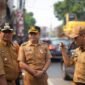 Pemkot Bekasi melalui Dinas Tata Ruang (DISTARU) menertibkan bangunan liar di sepanjang bantaran Kali Harun, Kelurahan Jatirahayu, Kecamatan Pondok Melati, Senin (24/08).(Foto: Hms Pemkot Bekasi)