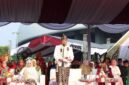 Tri Adhianto berpakaian adat memberikan sambutan pada acara PNBK Jilid III Meriahkan CFD Kota Bekasi.(Foto: Hms Pemkot Bekasi)