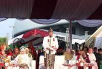 Tri Adhianto berpakaian adat memberikan sambutan pada acara PNBK Jilid III Meriahkan CFD Kota Bekasi.(Foto: Hms Pemkot Bekasi)