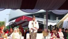 Tri Adhianto berpakaian adat memberikan sambutan pada acara PNBK Jilid III Meriahkan CFD Kota Bekasi.(Foto: Hms Pemkot Bekasi)