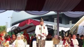Tri Adhianto berpakaian adat memberikan sambutan pada acara PNBK Jilid III Meriahkan CFD Kota Bekasi.(Foto: Hms Pemkot Bekasi)