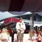 Tri Adhianto berpakaian adat memberikan sambutan pada acara PNBK Jilid III Meriahkan CFD Kota Bekasi.(Foto: Hms Pemkot Bekasi)