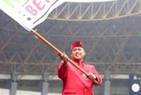 Wali Kota Bekasi Tri Adhianto pada acara Pesona Nusantara Bekasi Keren (PNBK) Jilid III di arena Car Free Day (CFD) Ahmad Yani, Minggu (40/8/2026).(Foto Hms Pemkot Bekasi)