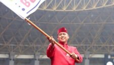 Wali Kota Bekasi Tri Adhianto pada acara Pesona Nusantara Bekasi Keren (PNBK) Jilid III di arena Car Free Day (CFD) Ahmad Yani, Minggu (40/8/2026).(Foto Hms Pemkot Bekasi)