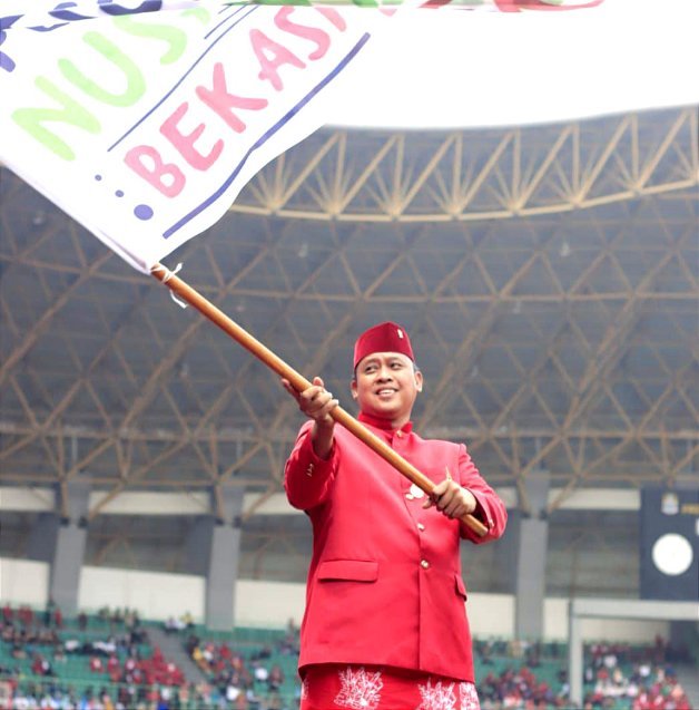 Wali Kota Bekasi Tri Adhianto pada acara Pesona Nusantara Bekasi Keren (PNBK) Jilid III di arena Car Free Day (CFD) Ahmad Yani, Minggu (40/8/2026).(Foto Hms Pemkot Bekasi)
