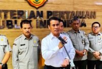 Mentan Amran  Sulaiman menyampaikan pencopotan 13 pejabat Kementan yang terbukti judi online.(Foto: Istimewa).