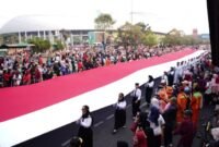 Kirab Bendera Merah Putih sepanjang 100 meter yang melibatkan sekitar 200 peserta pada gelaran PNBK Jilid III di arena CFD Ahmad Yani Kota Bekasi.(Foto: Hms Pemkot Bekasi)