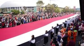 Kirab Bendera Merah Putih sepanjang 100 meter yang melibatkan sekitar 200 peserta pada gelaran PNBK Jilid III di arena CFD Ahmad Yani Kota Bekasi.(Foto: Hms Pemkot Bekasi)