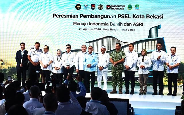 Peletakan batu pertama (ground breaking) Pembangunan PSEL di Bantargebang Kota Bekasi dihadiri langsung oleh sejumlah pejabat tinggi negara di antaranya Menteri Koordinator Bidang Pangan Zulkifli Hasan, Kepala Staf Angkatan Darat (KSAD) Maruli Simanjuntak, Gubernur Jawa Barat KDM, serta didampingi penuh oleh Wali Kota dan Wakil Wali Kota Bekasi.(Foto: Hms Pemkot Bekasi)