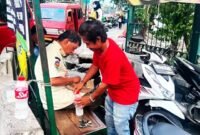 Anggota Satpol PP Kota Bekasi seorang lansia ditemukan sakit dan linglung di Stasiun Bekasi.(Foto: Hms Pemkot Bekasi)