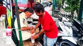 Anggota Satpol PP Kota Bekasi seorang lansia ditemukan sakit dan linglung di Stasiun Bekasi.(Foto: Hms Pemkot Bekasi)