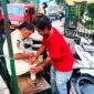 Anggota Satpol PP Kota Bekasi seorang lansia ditemukan sakit dan linglung di Stasiun Bekasi.(Foto: Hms Pemkot Bekasi)