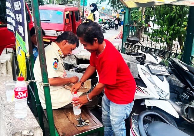 Anggota Satpol PP Kota Bekasi seorang lansia ditemukan sakit dan linglung di Stasiun Bekasi.(Foto: Hms Pemkot Bekasi)