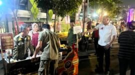 Wali Kota Bekasi, Tri Adhianto menertibkan PKL di kawasan Plaza Patriot Candrabhga.(Foto: Hms Pemkot Bekasi)