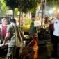 Wali Kota Bekasi, Tri Adhianto menertibkan PKL di kawasan Plaza Patriot Candrabhga.(Foto: Hms Pemkot Bekasi)